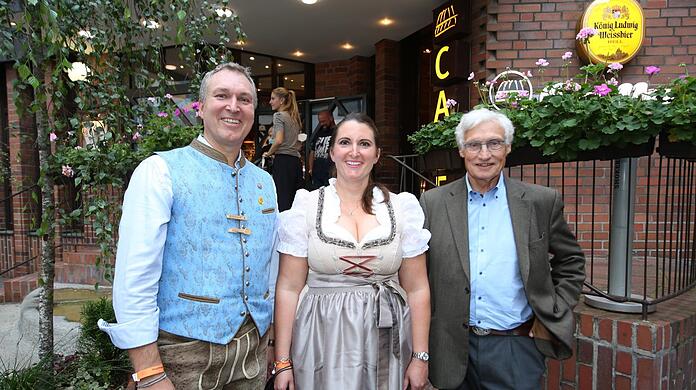 Beim Anzapfen: (v.l.) die Geschwister Marc und Irmi Eisenbarth und Luitpold Prinz von Bayern.