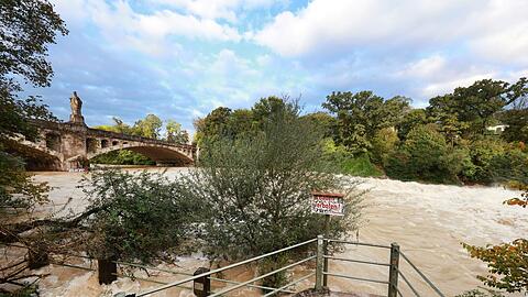 Baden ist hier an der Isar unterhalb des Maximilianeums zwar immer verboten. Doch selten ist der Fluss so gefährlich wie in diesen Tagen. Aus eigener Kraft könnten sich Schwimmer jetzt wohl nicht befreien