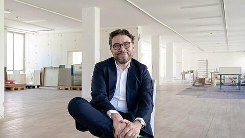 Der neue Direktor Markus Speidel im leer geräumten Stadtmuseum.  Der 50-jährige Kulturwissenschaftler aus Göppingen hat nach Stationen am Stadtmuseum Stuttgart und am Museum der Alltagskultur des Landesmuseums Württemberg im Oktober 2024 die Leitung der Sammlung Stadtkultur am Münchner Stadtmuseum übernommen. Seit Juli ist Speidel Direktor des Hauses.
