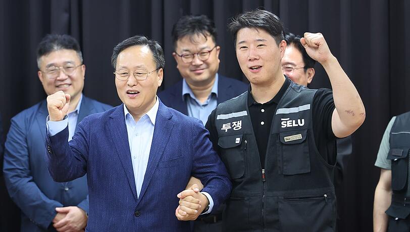 Samsung-Management und Gewerkschaft konnten einen angedrohten Generalstreik nur wenige Stunden vor Streikbeginn abwenden. Samsung-Management und Gewerkschaft konnten einen angedrohten Generalstreik nur wenige Stunden vor Streikbeginn abwenden.
