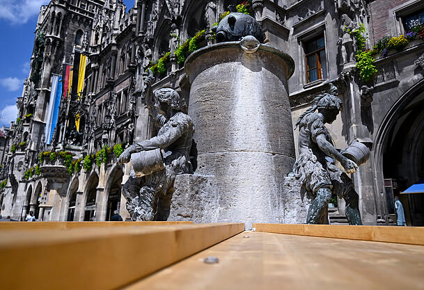 Abgedeckt und abgeschaltet: der Fischbrunnen am Marienplatz. Abgedeckt und abgeschaltet: der Fischbrunnen am Marienplatz.