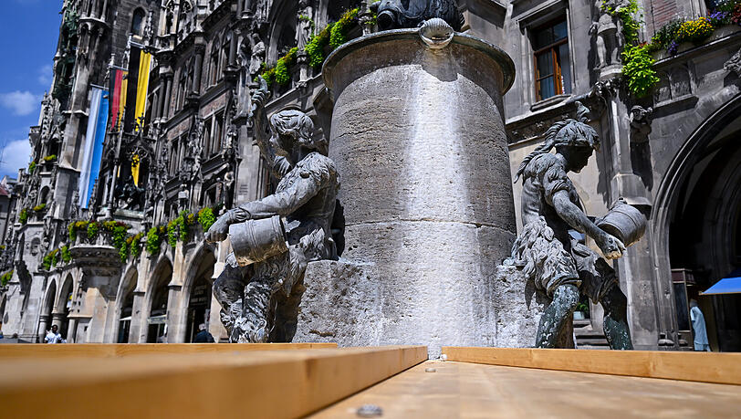 Abgedeckt und abgeschaltet: der Fischbrunnen am Marienplatz. Abgedeckt und abgeschaltet: der Fischbrunnen am Marienplatz.