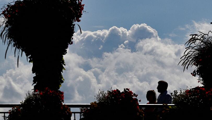 Am Donnerstag wird es verbreitet heiß, dann ziehen erste Gewitter auf. Am Donnerstag wird es verbreitet heiß, dann ziehen erste Gewitter auf.