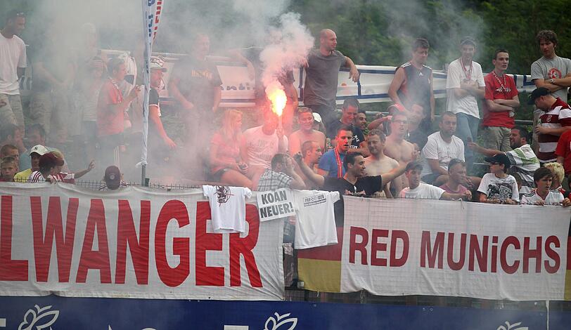 Es wird spannend zu sehen, wie der FC Bayern mit diesen "Fans" umgehen wird.
