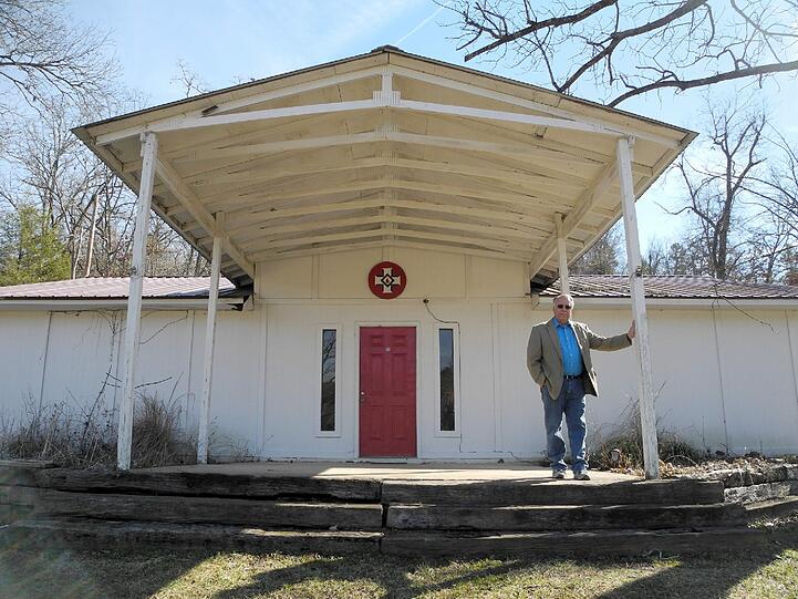 Thomas Robb, Direktor der "Knights Party" des Ku-Klux-Klan, vor dem Hauptquartier der Organisation nahe Harrison (US-Bundesstaat Arkansas).
