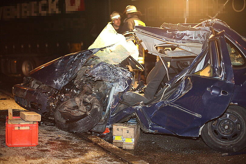 Bei Traunreut hat sich am Freitag ein schwerer Verkehrsunfall ereignet. Die Bilder.