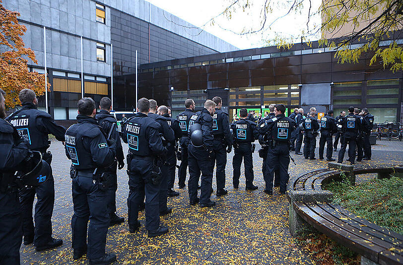 Am Dienstagmorgen haben Polizisten eine Berufsschule in Nürnberg abgeriegelt. Sie tragen Schutzwesten und sind schwer bewaffnet.