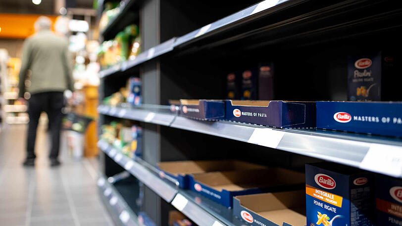 Leere Regale in einem bayerischen Supermarkt.
