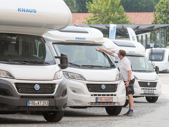 Wohnmobile des Caravan-Herstellers Knaus stehen warten auf Käufer.