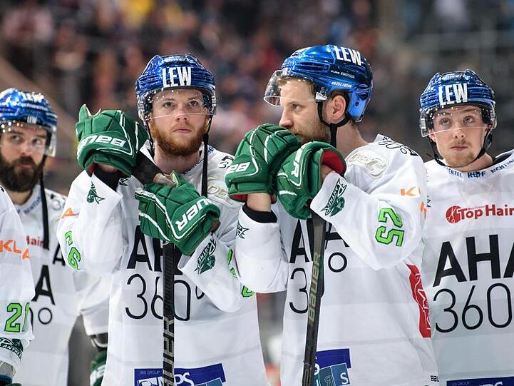 Spieler der Augsburger Panther stehen nach der Niederlage auf dem Eis. Foto: Matthias Balk/dpa