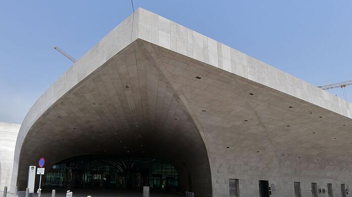 Die modernen Bauten im traditionellen Stil in Al-Muschairib in Doha sind etwa so angelegt, dass Fußgänger in dem Viertel durchgehend im Schatten laufen können.