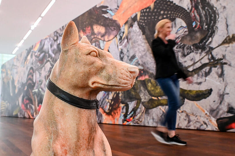 Im Museum Frieder Burda werden die Werke "Girl Dog (Hybrid)" aus dem Jahr 2005 von Julia Scher (im Vordergrund zu sehen) und "Towards an Alphabet_Dino Runes (Baden-Baden Version) A-K" aus dem Jahr 2023 von Kerstin Brätsch gezeigt.