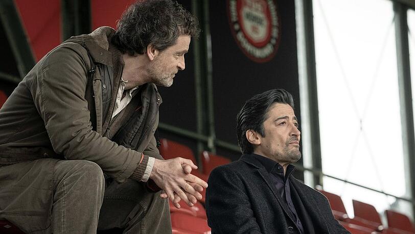 "Tatort: Cash": Kommissiar Peter Faber (Jörg Hartmann, l.) ist überzeugt, dass es in dem Sport-Wettbüro von Tarim Abakay (Adrian Can) nicht mit rechten Dingen zugeht.