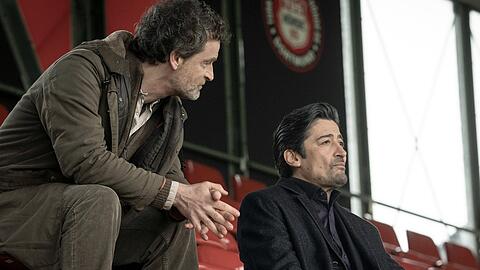 "Tatort: Cash": Kommissiar Peter Faber (Jörg Hartmann, l.) ist überzeugt, dass es in dem Sport-Wettbüro von Tarim Abakay (Adrian Can) nicht mit rechten Dingen zugeht.