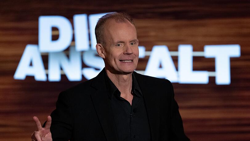 Max Uthoff bei der Jubiläumssendung der ZDF-Politsatire "Die Anstalt" in einem TV-Studio. Max Uthoff bei der Jubiläumssendung der ZDF-Politsatire "Die Anstalt" in einem TV-Studio.