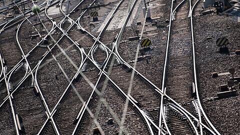 Der Zug fuhr beim Rangieren laut Bundespolizei in einen gesperrten Gleisbereich. (Symbolbild)