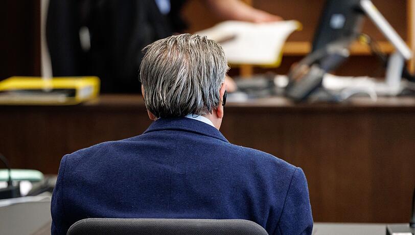 Die Staatsanwaltschaft wirft dem 55-Jährigen vor, mit einem Kopfnicken das Startsignal für die Tat gegeben zu haben. Die Staatsanwaltschaft wirft dem 55-Jährigen vor, mit einem Kopfnicken das Startsignal für die Tat gegeben zu haben.