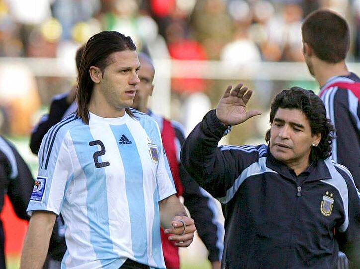 Sehnt sich nach Sonne: Martin Demichelis, neben ihm: Maradona.