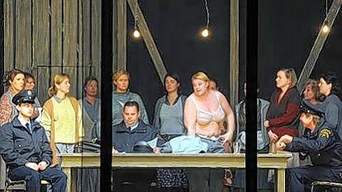 Die Revolutionäre wollen die Frauen überreden, das Kloster zu verlassen: Am Tisch John Chest, Ulrich Reß, Susanne Resmark und Christian Rieger (v. li.). Foto: Dorothee Falke