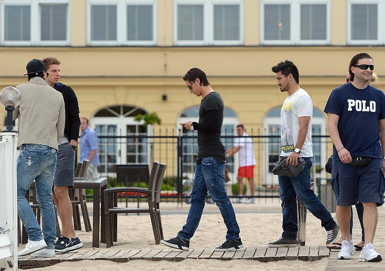 US 5? Nein, DFB-Elf! Ihre Auszeit am Dienstag nutzen Ron-Robert Zieler, Mesut Özil, Ilkay Guendogan, Tim Wiese und Sami Khedira zum Flanieren durch Sopot. Medienwirksam, versteht sich: Auf den ersten Blick könnte man Jogis Jungs für eine Boyband halten.