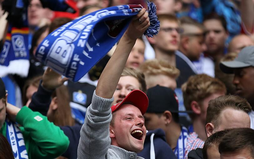 Fans des HSV verfolgen das Relegationsrückspiel in der Imtech Arena in Hamburg.