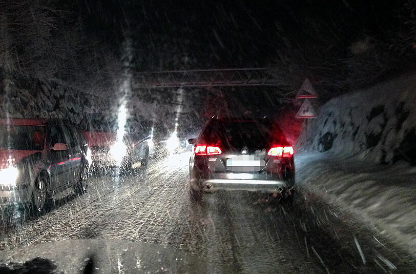 Schneedecke auf der Straße: Hier am Grünwalder Berg geht's nur in Schrittgeschwindidkeit voran. Es bleibt kalt in und um München.