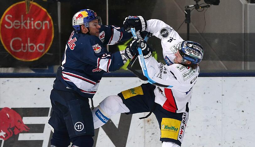 Rang gestern die Eisbären Berlin (rechts Florian Busch) nieder: Der EHC um Jerome Samson.