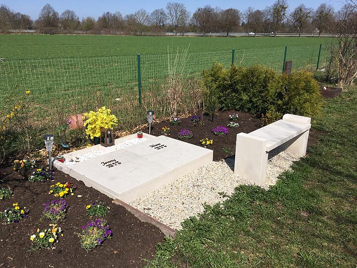 In diesem Doppelgrab in Obermenzing liegen die Möpse Jenny und Kissa. Ihr Besitzer Heinrich R. (80): "Ich wurde gemein abgezockt!"