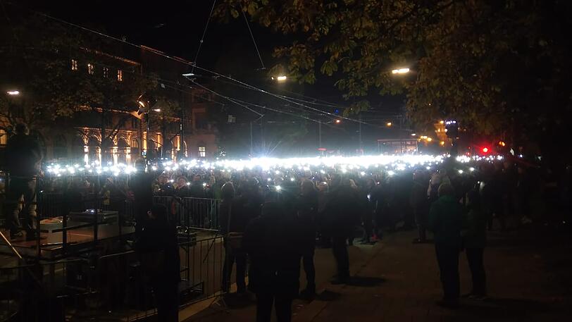 Die Teilnehmer schwenken ihre Smartphones für das Light-Painting-Foto.
