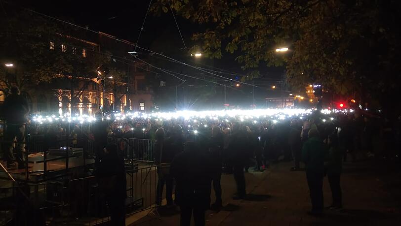 Die Teilnehmer schwenken ihre Smartphones für das Light-Painting-Foto.