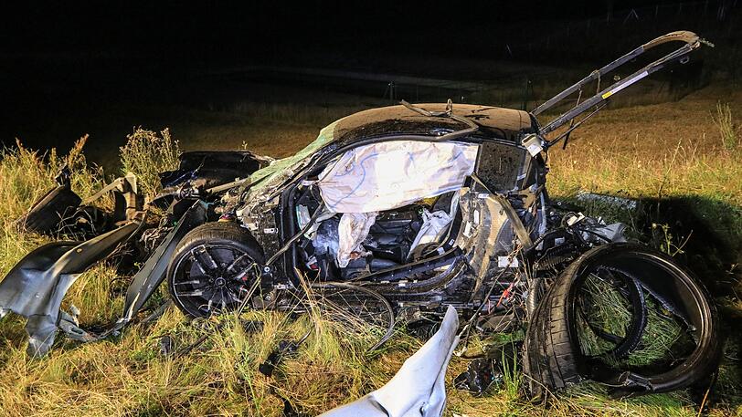 Ein 26-jähriger Fahrer starb bei einem Horrorcrash auf der A3 Richtung Aschaffenburg.