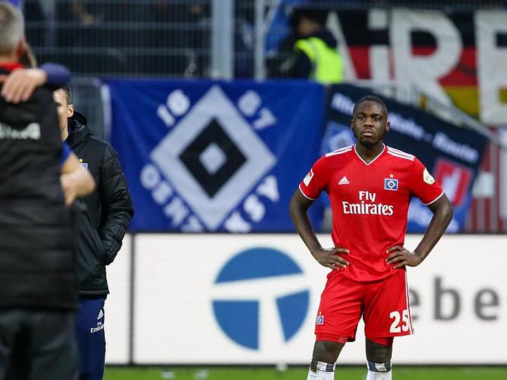 Hamburgs Orel Mangala war nach der Niederlage in Kiel bedient.