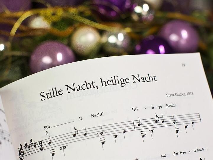 Noten zum Weihnachtslied "Stille Nacht, heilige Nacht". Foto: Michael Kappeler/Archiv