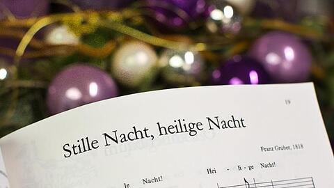 Noten zum Weihnachtslied "Stille Nacht, heilige Nacht". Foto: Michael Kappeler/Archiv