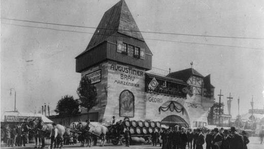 Münchens erste große Bierburg auf der Wiesn: das Augustiner-Zelt 1902. Münchens erste große Bierburg auf der Wiesn: das Augustiner-Zelt 1902.