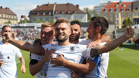 Glückliche Gesichter: Yannick Deichmann (Mi.) erzielt das 4:0 gegen den MSV Duisburg und wird von seinen Kollegen geherzt.