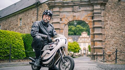Horst Lichter d&uuml;st auf zwei R&auml;dern zum pittoresken Schloss Ehreshoven, wo die diesj&auml;hrige "Bares f&uuml;r Rares XXL"-Sendung aufgezeichnet wurde. Die Ausstrahlung k&ouml;nnte jedoch unterbrochen werden - je nach Wetter.