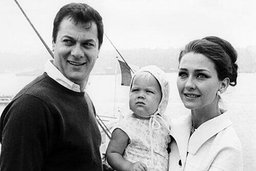 Tony Curtis und Christine Kaufmann. Er war zwanzig Jahre älter, verließ für sie seine Frau Janet Leigh. 1967 kam die Scheidung.