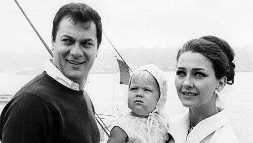 Tony Curtis und Christine Kaufmann. Er war zwanzig Jahre älter, verließ für sie seine Frau Janet Leigh. 1967 kam die Scheidung. Tony Curtis und Christine Kaufmann. Er war zwanzig Jahre älter, verließ für sie seine Frau Janet Leigh. 1967 kam die Scheidung.