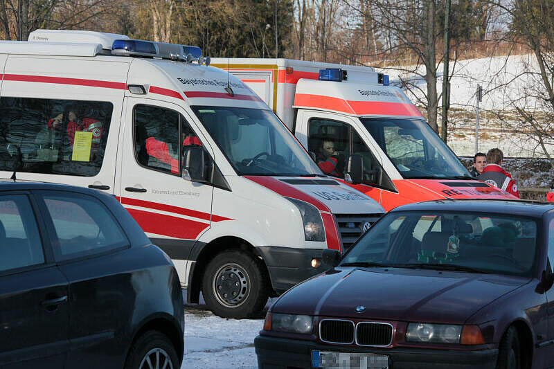 Aufruhr in Grafing: An einem Gymnasium gingen mehrere Bombendrohungen ein. Das Gebäude und die nähere Umgebung wurden am Montagvormittag evakuiert, Polizei und Feuerwehr suchten mit einem Spürhund nach einer möglichen Sprengstoffladung.