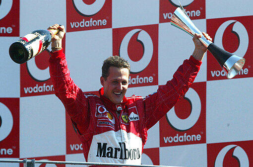 Das Jahr 2003 hält einen persönlichen Schicksalsschlag für Schumacher bereit. Seine Mutter stirbt. Dennoch verteidigt der Rennfahrer seinen Titel.