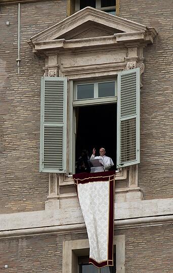 Papst Franziskus hält sein erstes Angelus-Gebet. Auf dem Petersplatz jubelt ihm die Menge zu. Die Bilder aus Rom.