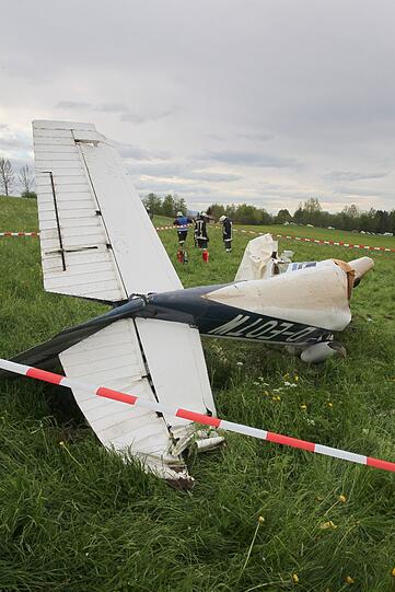 Im Allgäu bei Sulzberg zwei Kleinflugzeuge kollidiert. Zwei Männer sterben.