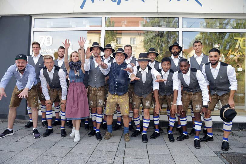 Fesch! Die Löwen präsentieren sich in Tracht.