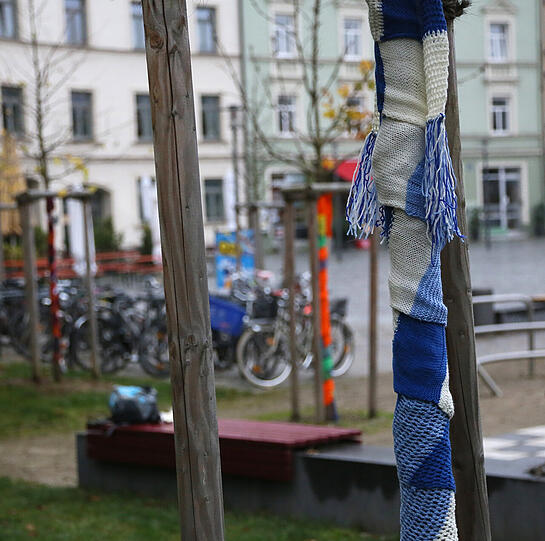 Seit Mittwoch ist Untergiesing ein bisschen bunter - dank der gestrickten Kunstaktion "BunterGiesing".