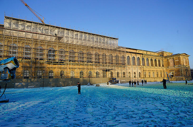 Farbige Winterlandschaft vor der Alten Pinakothek: Seit Montagmittag versprühen die Schneekanonen eingefärbten Schnee.