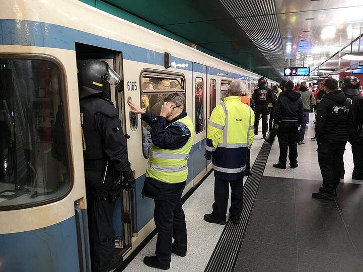 Auf der Linie U1 bildete sich ein langer Rückstau. Die einzelnen Züge mussten lange auf den folgenden Bahnhöfen warten, als die Fans des Halleschen FC unter Polizeibegleitung zum Hauptbahnhof begleitet wurden. Die Folge: Verspätungen von rund 15 Minuten auf der gesamten Linie.