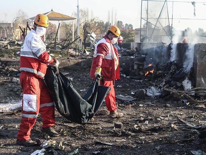 Rettungskräfte an der Absturzstelle bei Teheran.