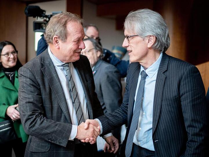 Matthias Kollatz (r), Finanzsenator von Berlin und Verhandlungsführer für die Bundesländer und der Verhandlungsführer der Arbeitnehmer, Frank Bsirske, Vorsitzender von ver.di reichen sich die Hände.