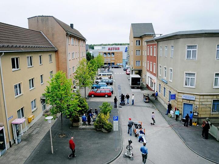 Blick auf die Kulissen der Lindenstraße aus der gleichnamigen WDR - Fernsehserie "Lindenstraße" bei Dreharbeiten. Foto: Horst Ossinger/Archiv